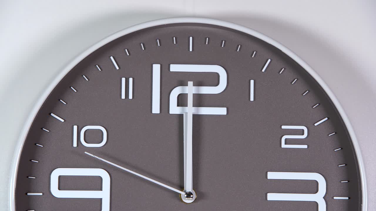 reloj de pared sobre un fondo gris. 00:00