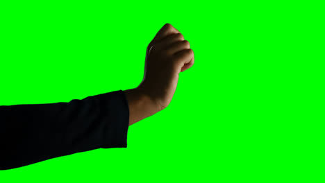 persona haciendo un gesto de la mano contra el fondo de la pantalla verde