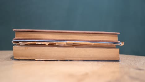 una pila de libros viejos en una mesa