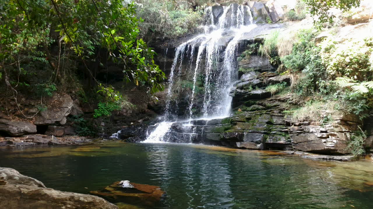 Águas correntes da cachoeira da paz em Delfinópolis, MG