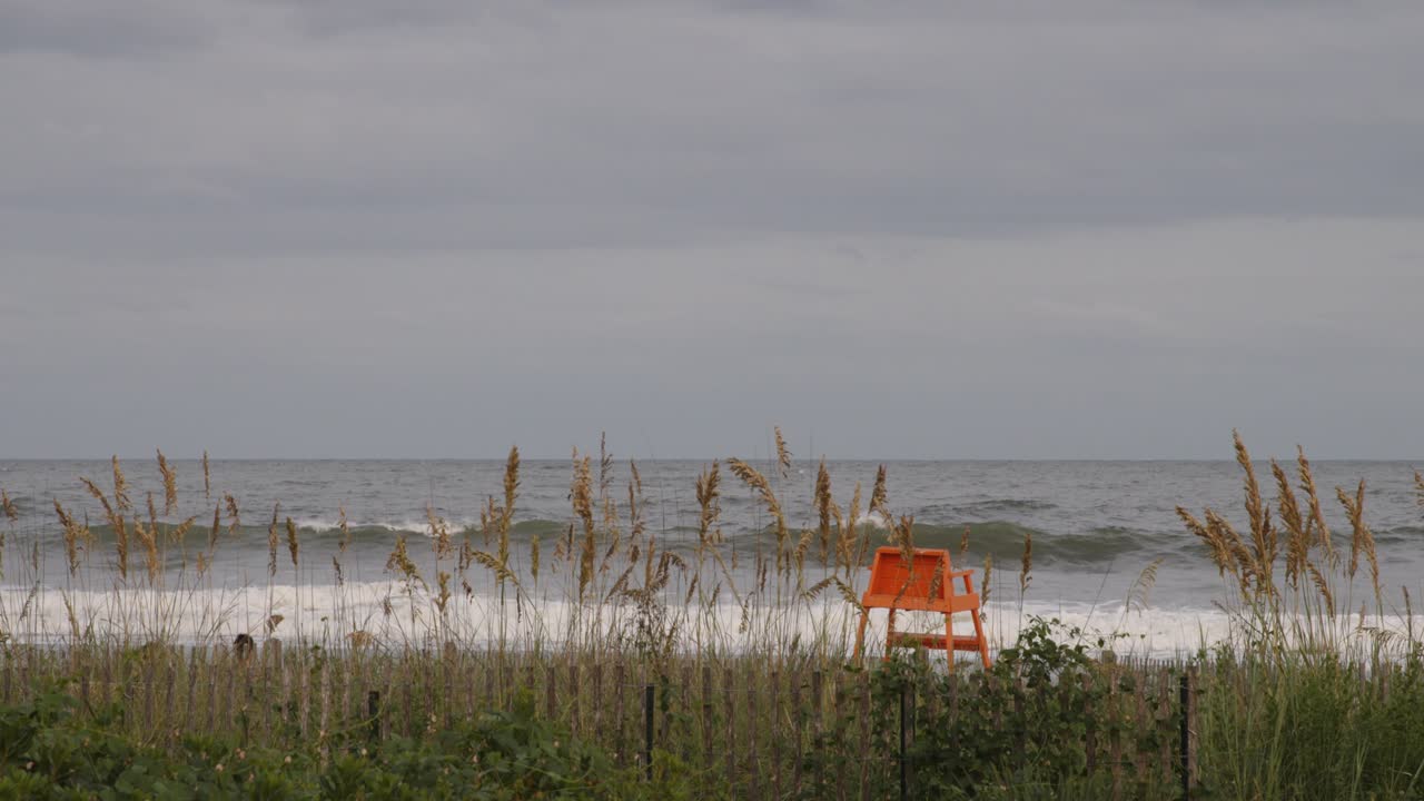 дюны и кресло спасателя вдоль океана в миртл-бич, южная каролина