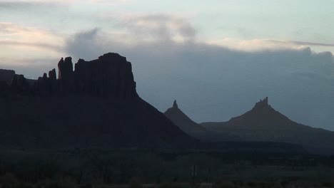 Totaler-Schuss-Des-Gipfels-Eines-Silhouette-North-Sixshooter-Im-Canyonlands-Nationalpark-Utah