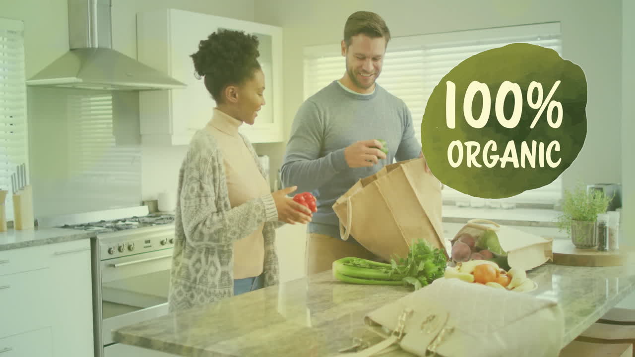 부에서 건강한 식사를 준비하는 다양한 커플에 대한 100% 유기적 인 텍스트의 애니메이션