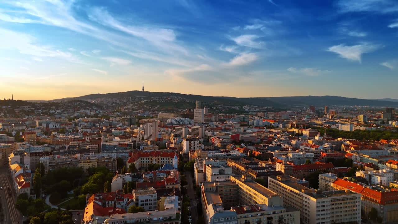 Gammeldags bygninger oplyst af den nedgående sol. Droneflyvning over den gamle bydel i Bratislava, Slovakiet ved solnedgang