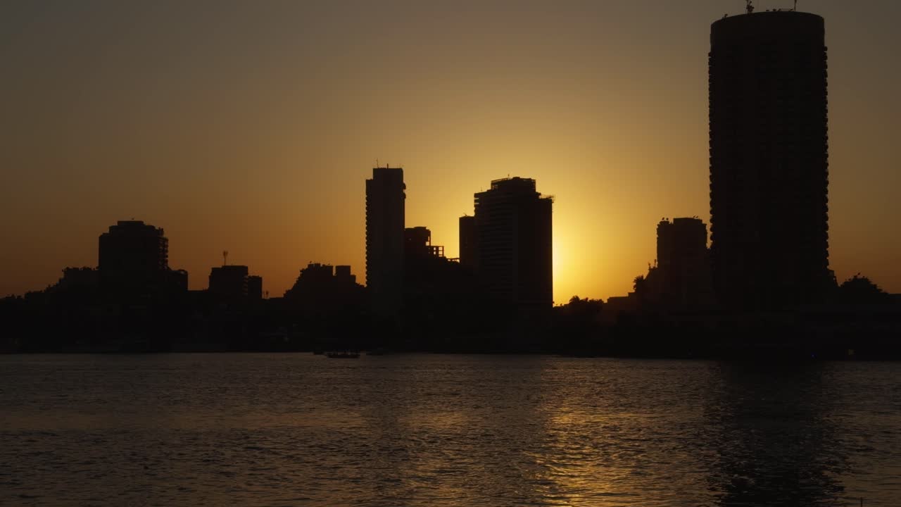 Una vista de un edificio con vistas al Nilo, toma de primer plano, toma de seguimiento