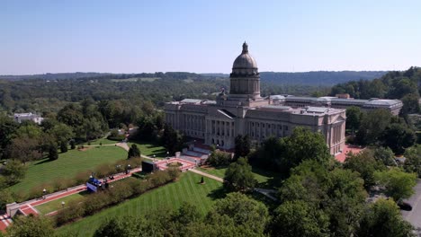 Empuje-Aéreo-De-La-Capital-Del-Estado-De-Kentucky,-Frankfort-Kentucky