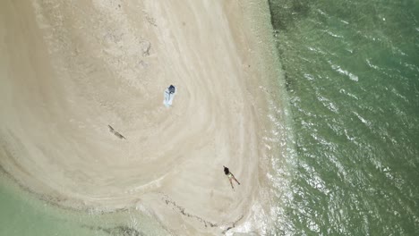 Modelo-De-Bikini-Tanga-Recostada-En-La-Playa-De-Arena-Blanca-De-Tierra-De-Nadie,-Tobago