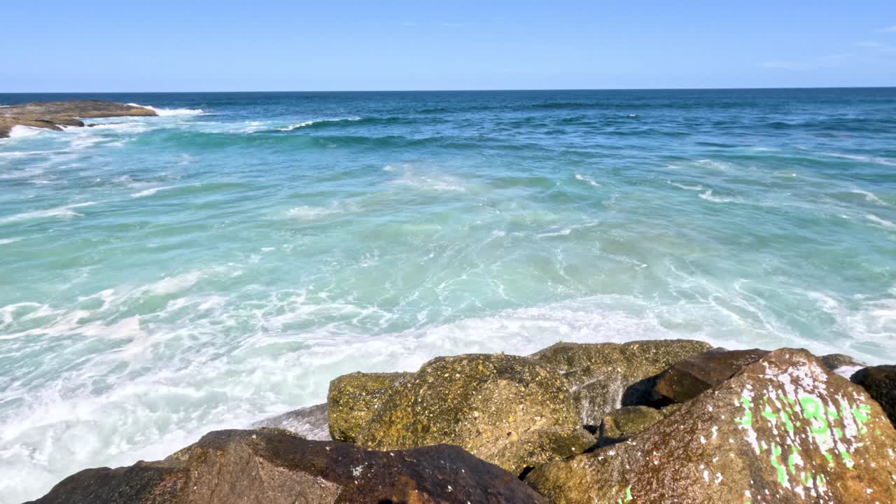 las olas del océano golpean las rocas en las cabezas de nambucca