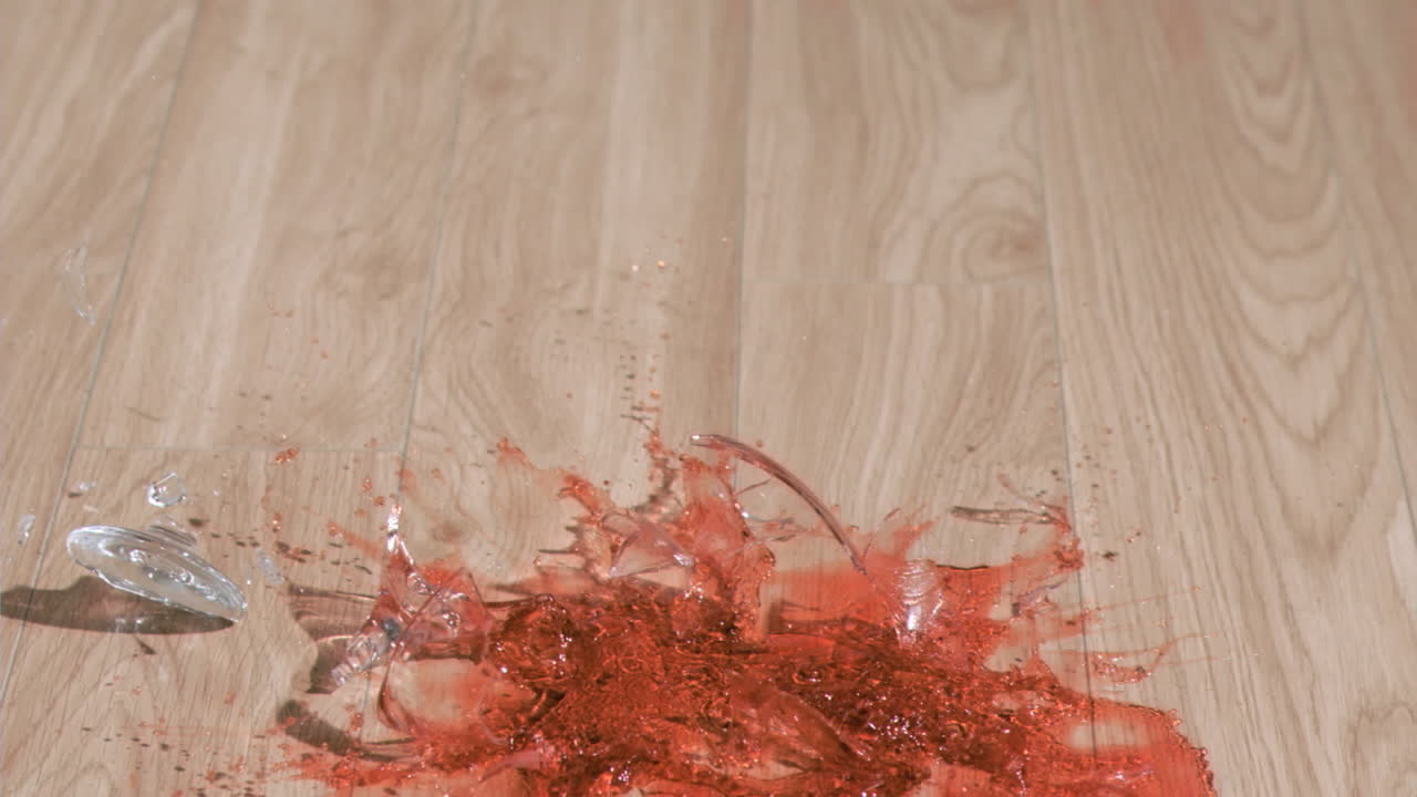 стакан вина в супер медленном движении падает