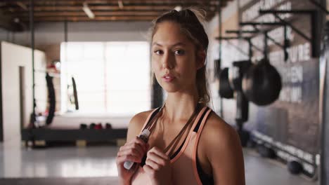 video de una mujer caucásica en forma posando en el gimnasio