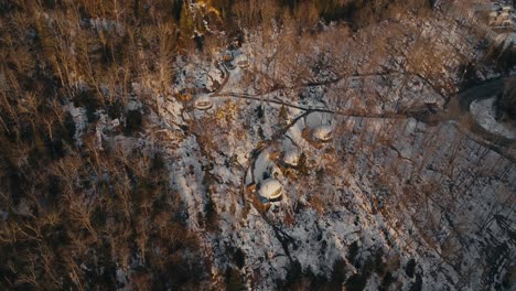 Cúpulas-Charlevoix-En-La-Ladera-De-Una-Montaña-Cubierta-De-Nieve-En-Invierno-En-Quebec,-Canadá