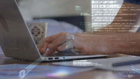 animación de procesamiento de datos sobre las manos de un hombre caucásico usando una computadora portátil