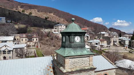 Vista-Aérea-De-La-Torre-Del-Reloj-|-Pueblo-De-Nymfaio-|-Nikios-Scholi