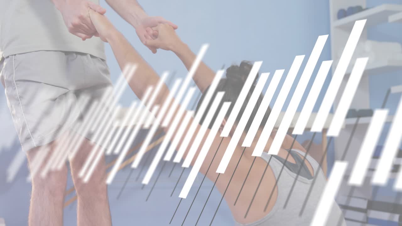 Cliente fitness su tappetino, trainer uomo che afferra i polsi e tira il busto all'indietro, intensificando lo stretching