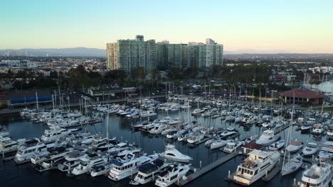 Drohne-Fliegt-über-Teure-Yachten-Und-Boote,-Die-In-Marina-Del-Rey-Angedockt-Sind