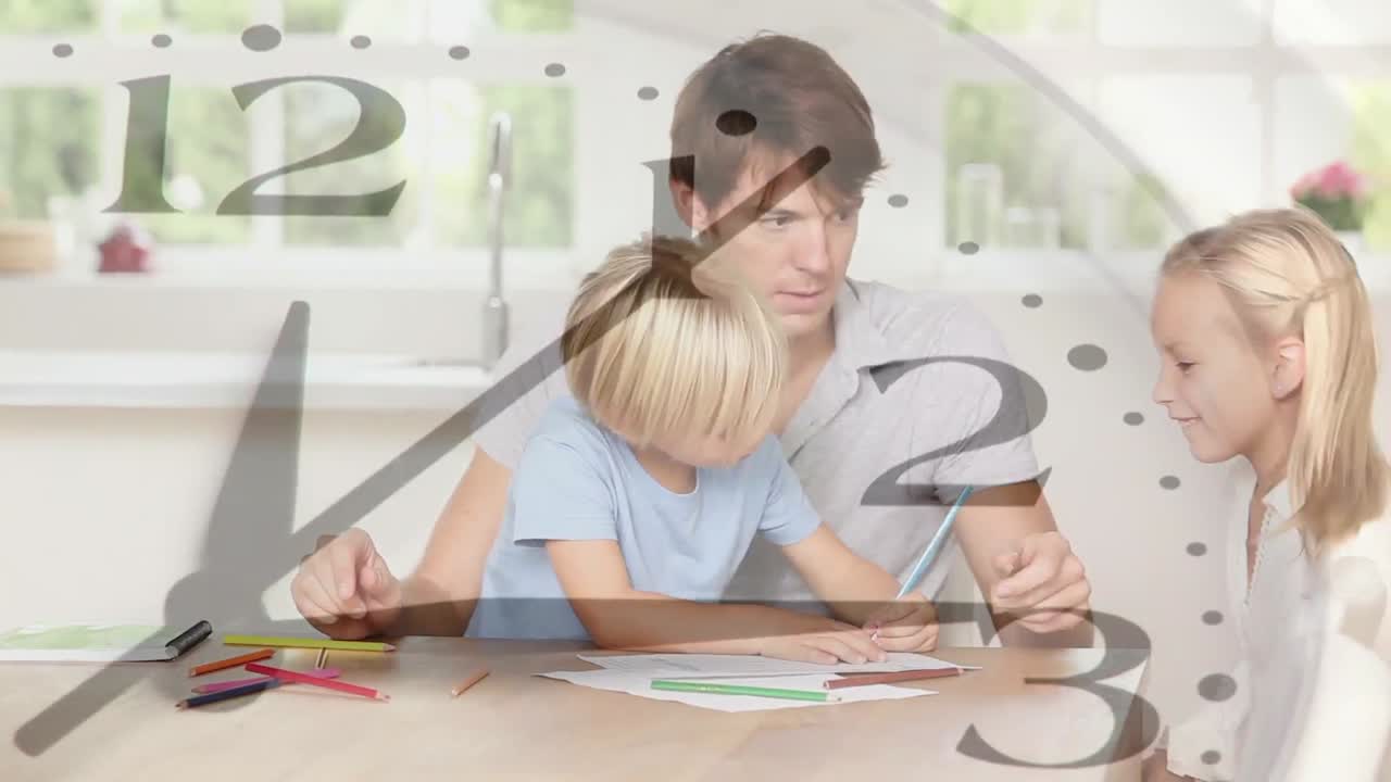 анимация кавказского мужчины со своими детьми, работающими над движущимися часами