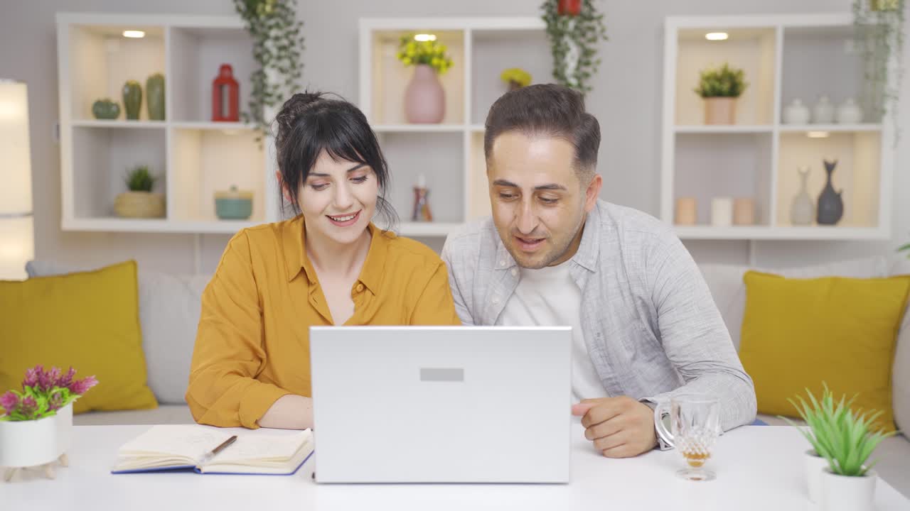 la pareja se relaja después de terminar su trabajo en la computadora portátil.