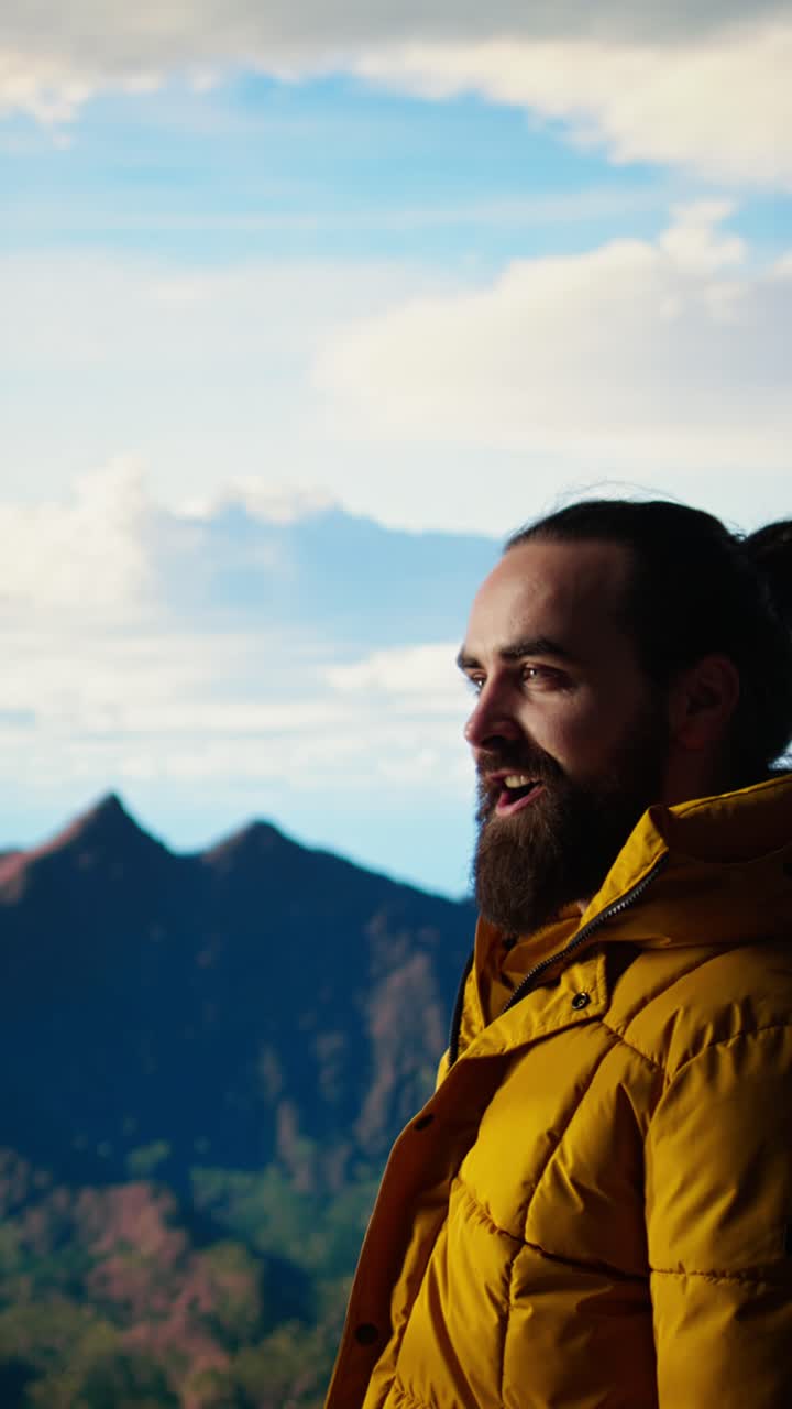 Homem Barbudo de Jaqueta Amarela Apreciando a Vista da Montanha