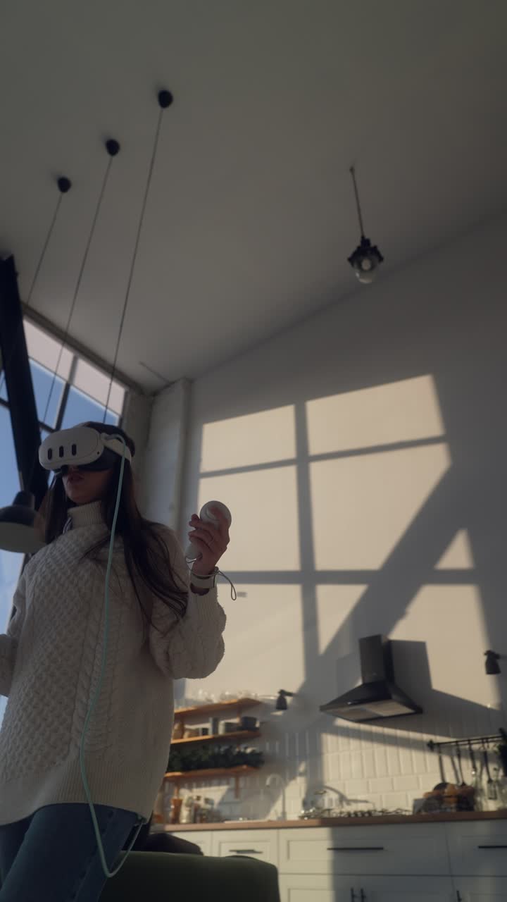 가정에서 vr 헤드을 사용하는 여성