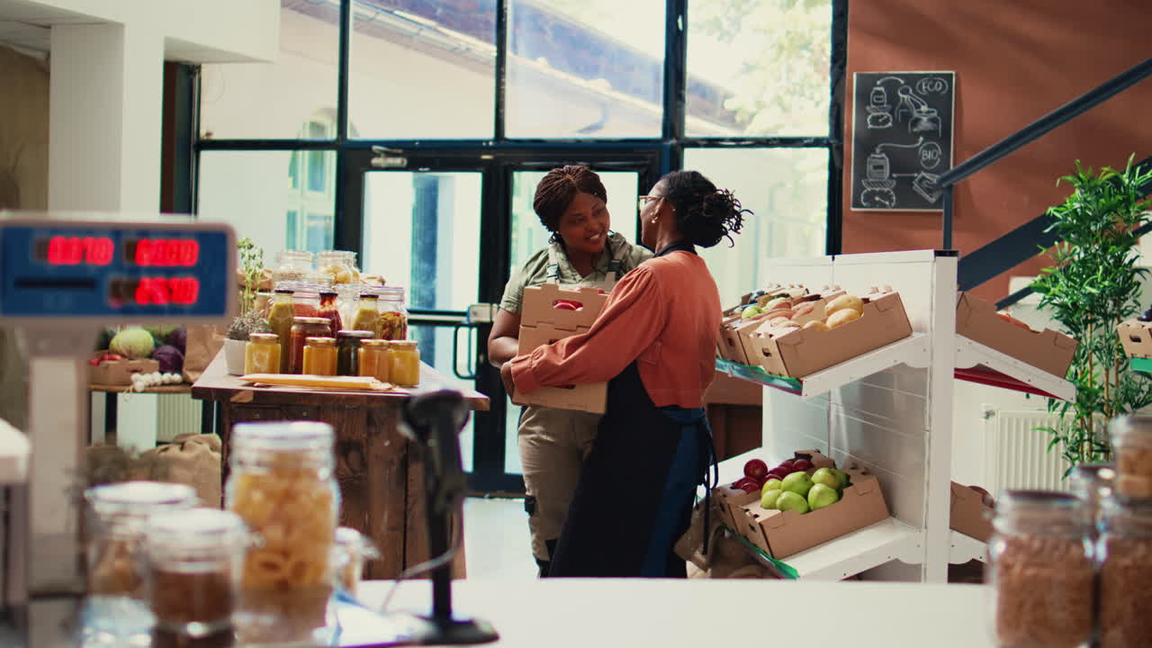 proveedor que lleva productos frescos al vendedor en el mercado de agricultores