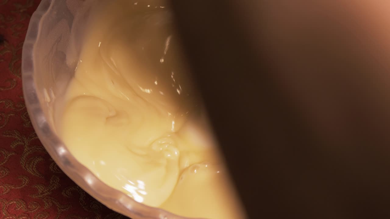 Mescolare sapone biologico fatto in casa fino a ottenere una traccia densa con il frullatore a immersione