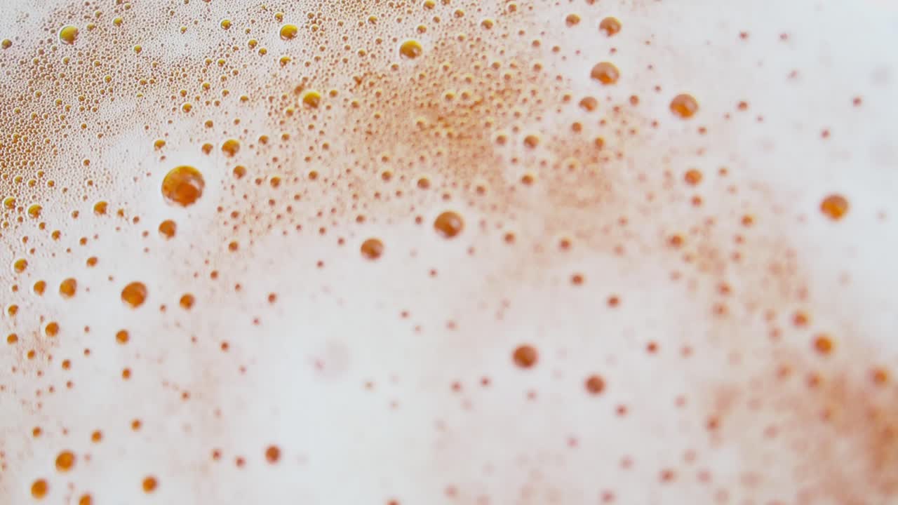 폭발하는 맥주 거품,  ⁇ 방울 및 산업화 된 음료의 상세한 보기