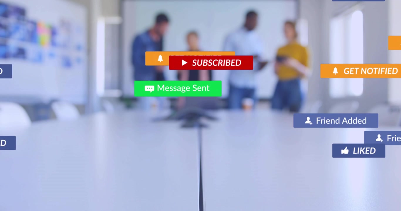 Dikey video: Beyaz masanın üzerinde rozetler beliriyor, dört kişilik bir ekip toplantıda cihazları kontrol ederken.