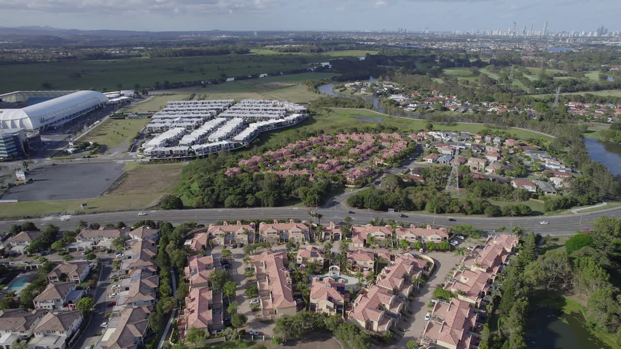 vista aérea de la urbanización cerca del super estadio cbus en robina town, gold coast, queensland