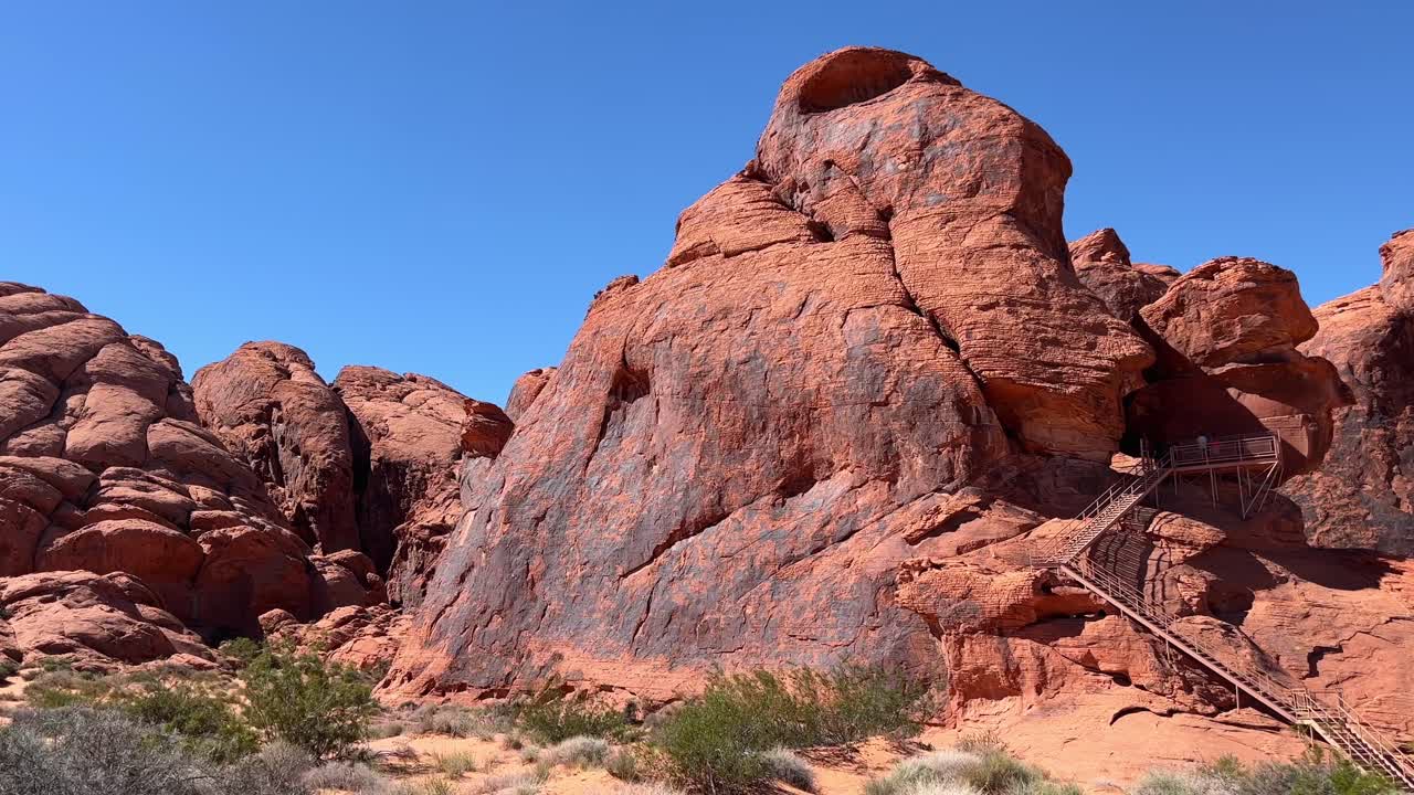 네바다 주 클라크 카운티에 있는 리 오브 파이어 주립 공원 (valley of fire state park) 에 있는 암석 조각으로 가는 사다리.