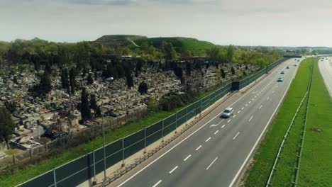 transición de la carretera al cementerio detrás de vallas acústicas