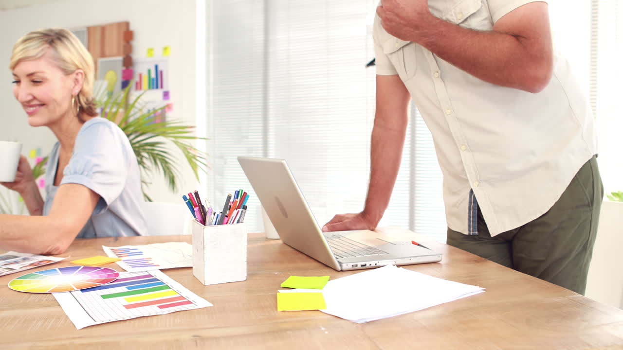 socios de negocios ocasionales mirando la tableta