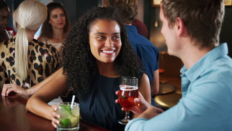 Pareja-Joven-En-Una-Cita-Para-Tomar-Una-Copa-En-Un-Bar-De-Cócteles