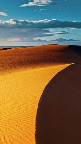 impresionante vista aérea de las dunas de arena en gran canaria, españa