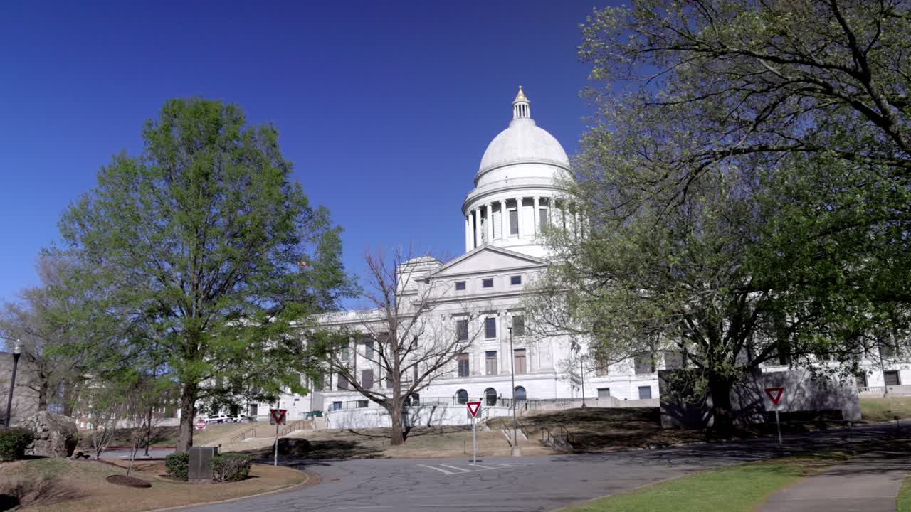 edificio del capitolio del estado de arkansas en little rock, arkansas con video de gimbal en amplia toma caminando hacia adelante en cámara lenta