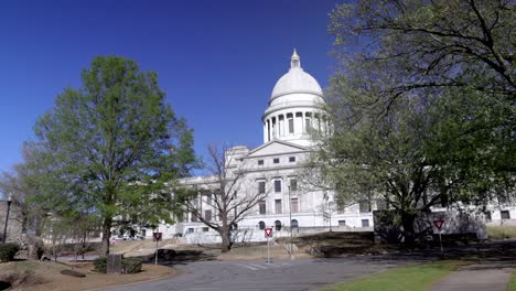 Edificio-Del-Capitolio-Del-Estado-De-Arkansas-En-Little-Rock,-Arkansas-Con-Video-Cardán-De-Toma-Amplia-Caminando-Hacia-Adelante-En-Cámara-Lenta