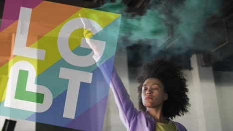 animación del arco iris lgbt sobre mujer afroamericana con llamarada