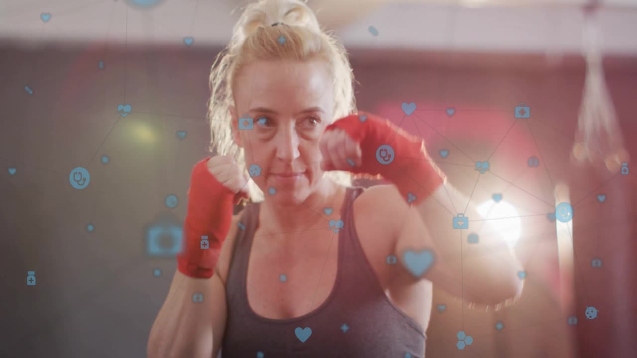 Vrouw verandert haar houding en lanceert een jab-cross-hook bij het boksen, waarbij zwevende pictogrammen de intensiteit verhogen.