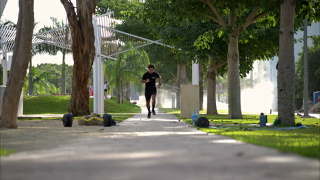 Cámara-Lenta-De-Un-Atleta-Latino-Corriendo-Hacia-La-Cámara-Entrenando-En-El-Parque