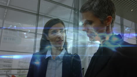 animación de onda digital azul contra dos mujeres de negocios diversas discutiendo en la oficina.