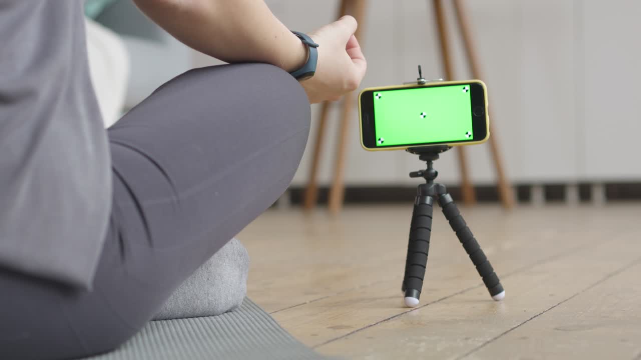 젊은 여성은 집에서 명상합니다.