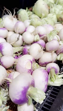 exhibición de verduras frescas en una tienda de comestibles