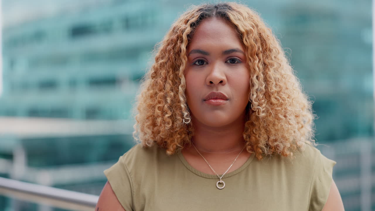 Negócios, mulher negra e retrato urbano