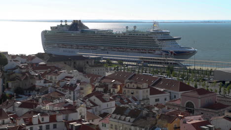 Großes-Kreuzfahrtschiff,-Das-In-Lissabon,-Aussichtspunkt-Santa-Luzia,-Portugal-Andockt--1