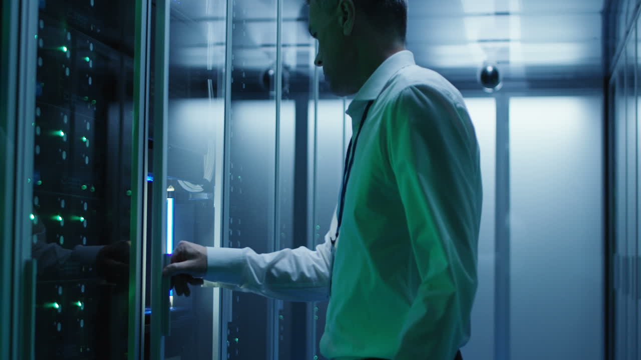 técnico informático trabajando en una sala de servidores