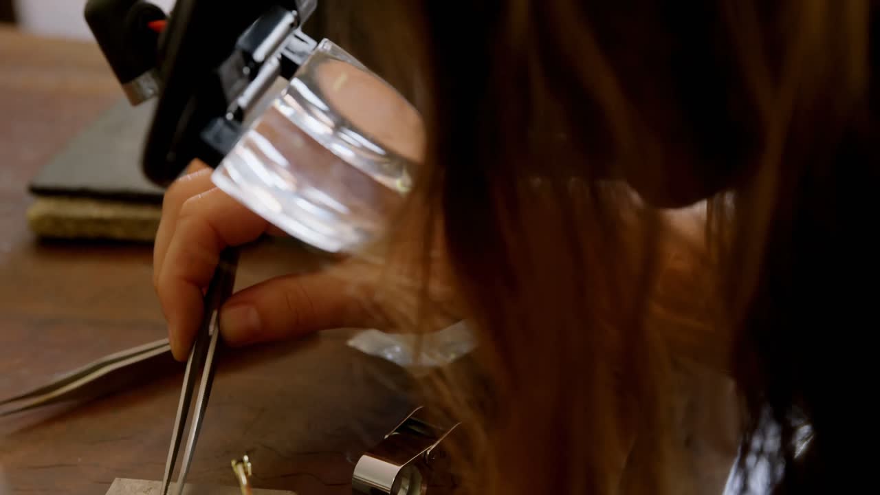 4k 워크 ⁇ 에서 일하는 여성 보석 디자이너