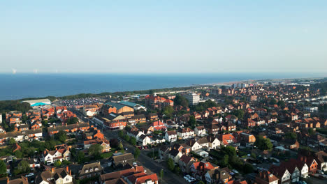 Genießen-Sie-Eine-Luftaufnahme-Von-Skegness,-Lincolnshire,-Während-Es-Mit-Seinem-Sandstrand,-Seinen-Touristenattraktionen-Und-Dem-Lebhaften-Rummelplatz-Zum-Leben-Erwacht