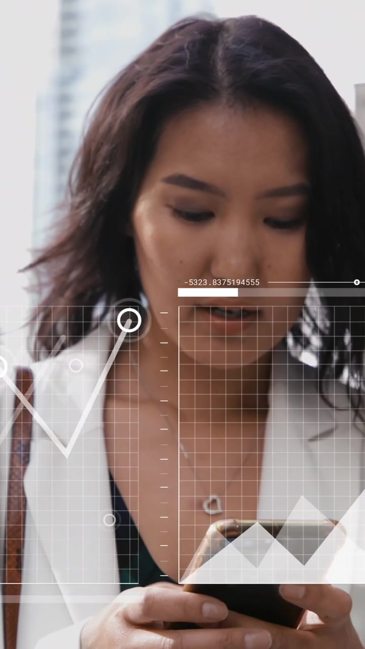 Animazione di elaborazione dati su una donna d'affari asiatica che usa uno smartphone.
