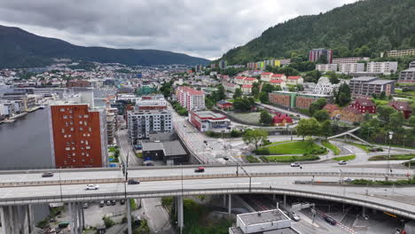 Drohnenaufnahme-Von-Bergen,-Norwegen,-Brücken--Und-Straßenverkehr,-Wohngebäude