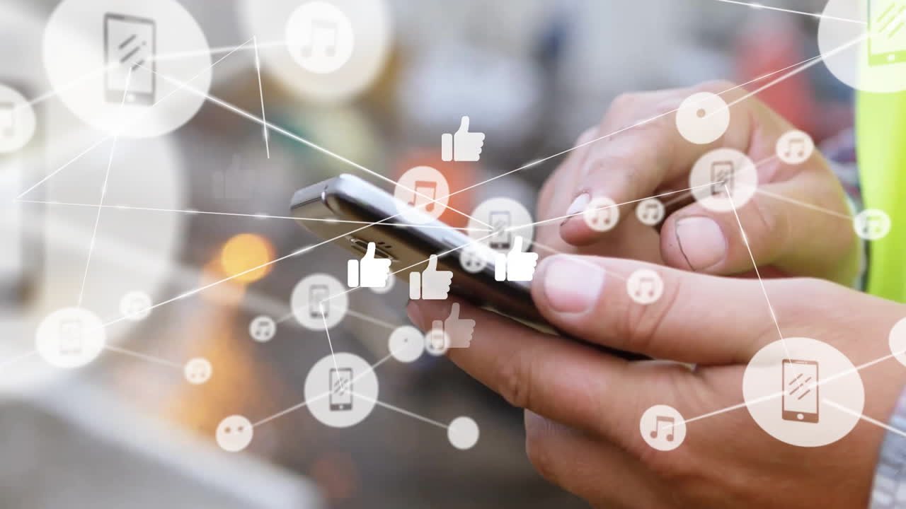 Animazione di una rete di icone multimediali sulle mani di un uomo birazziale che usa uno smartphone.