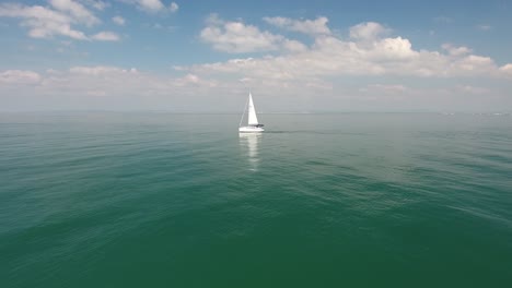 Drohnenschuss,-Der-Auf-Ein-Segelboot-über-Dem-Mittelmeer-Zufliegt.-Wunderschön-Sonnig